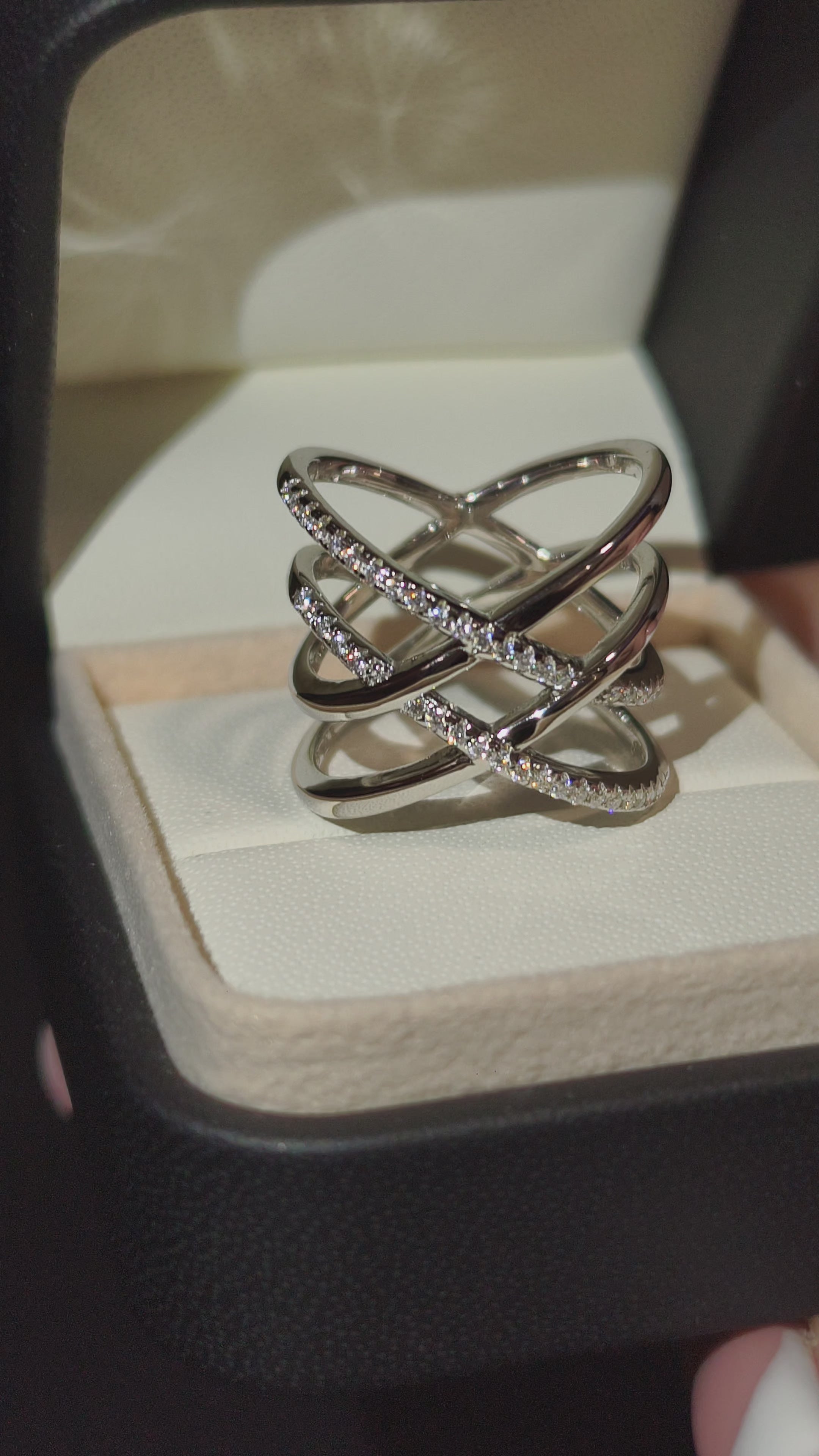 Noir | Mistress's Manacles | Prsten | 46 Moissanite