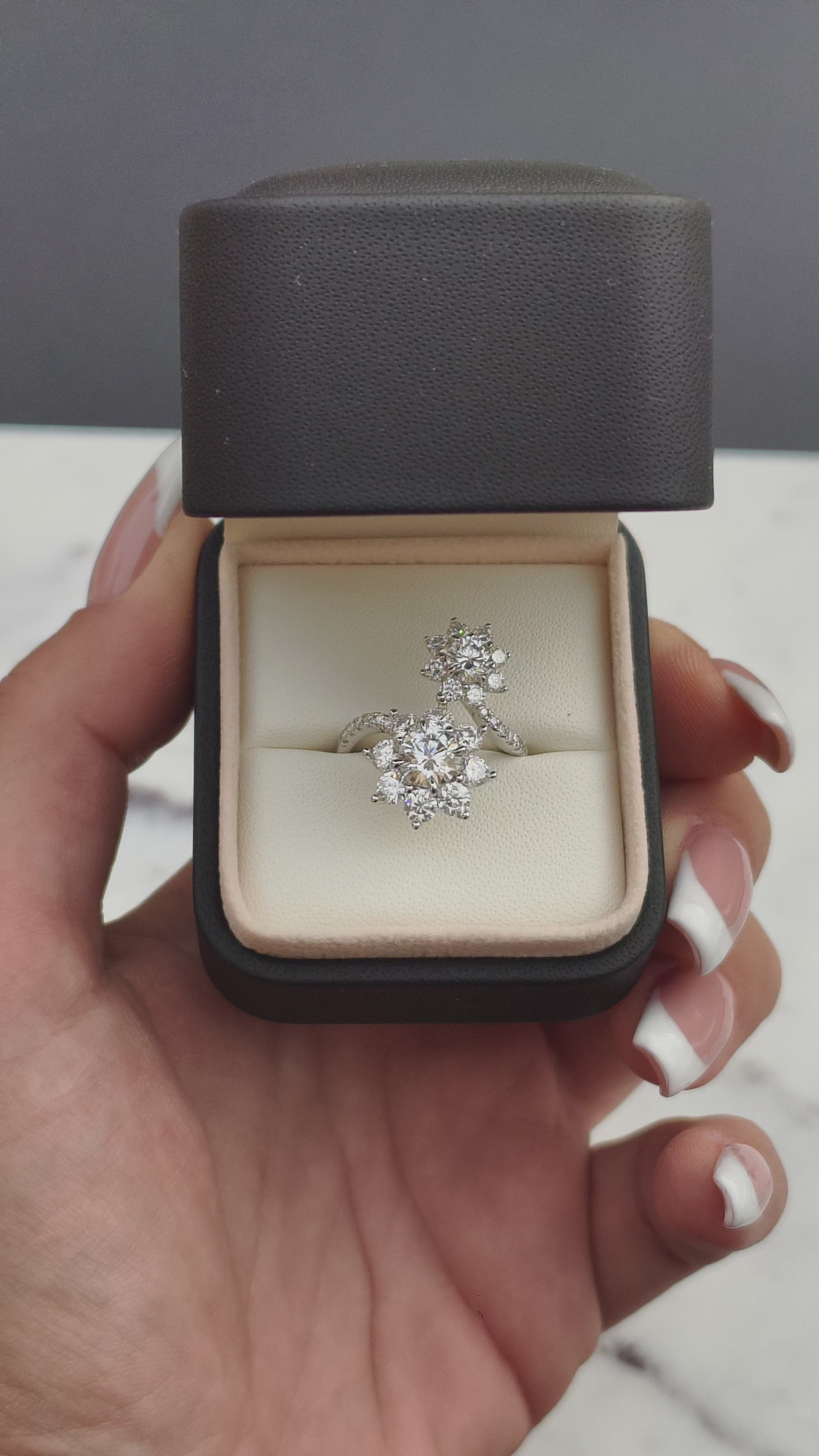 Night Bloom Noir | Moissanite prsten | 18 Moissanite