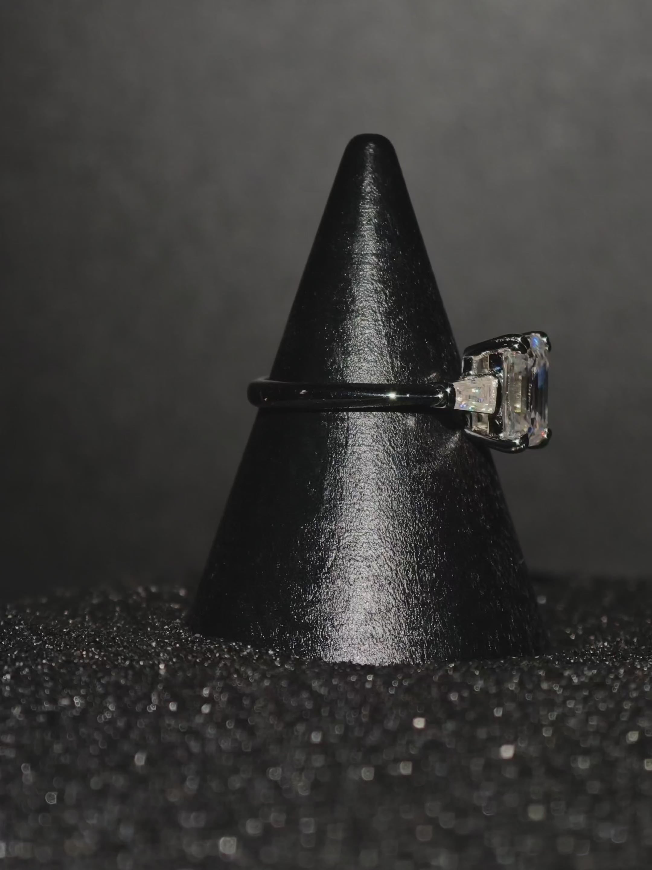 Emerald Empire Noir | Moissanite prsten | 2ct Emerald Cut