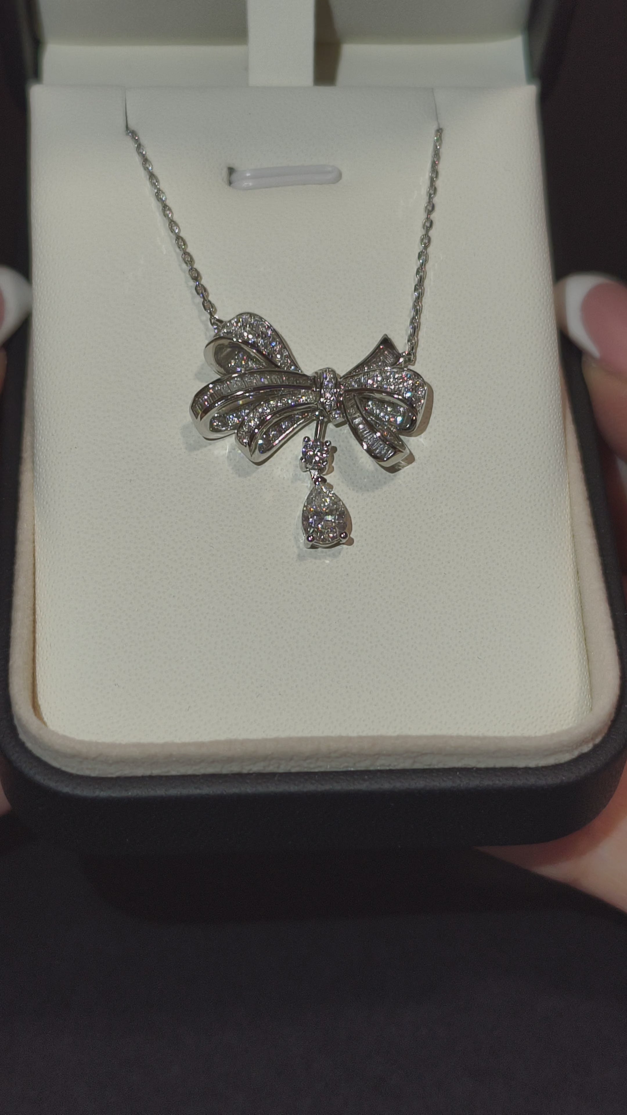 Noir | Lace & Lies | Ogrlica | 91 Moissanite