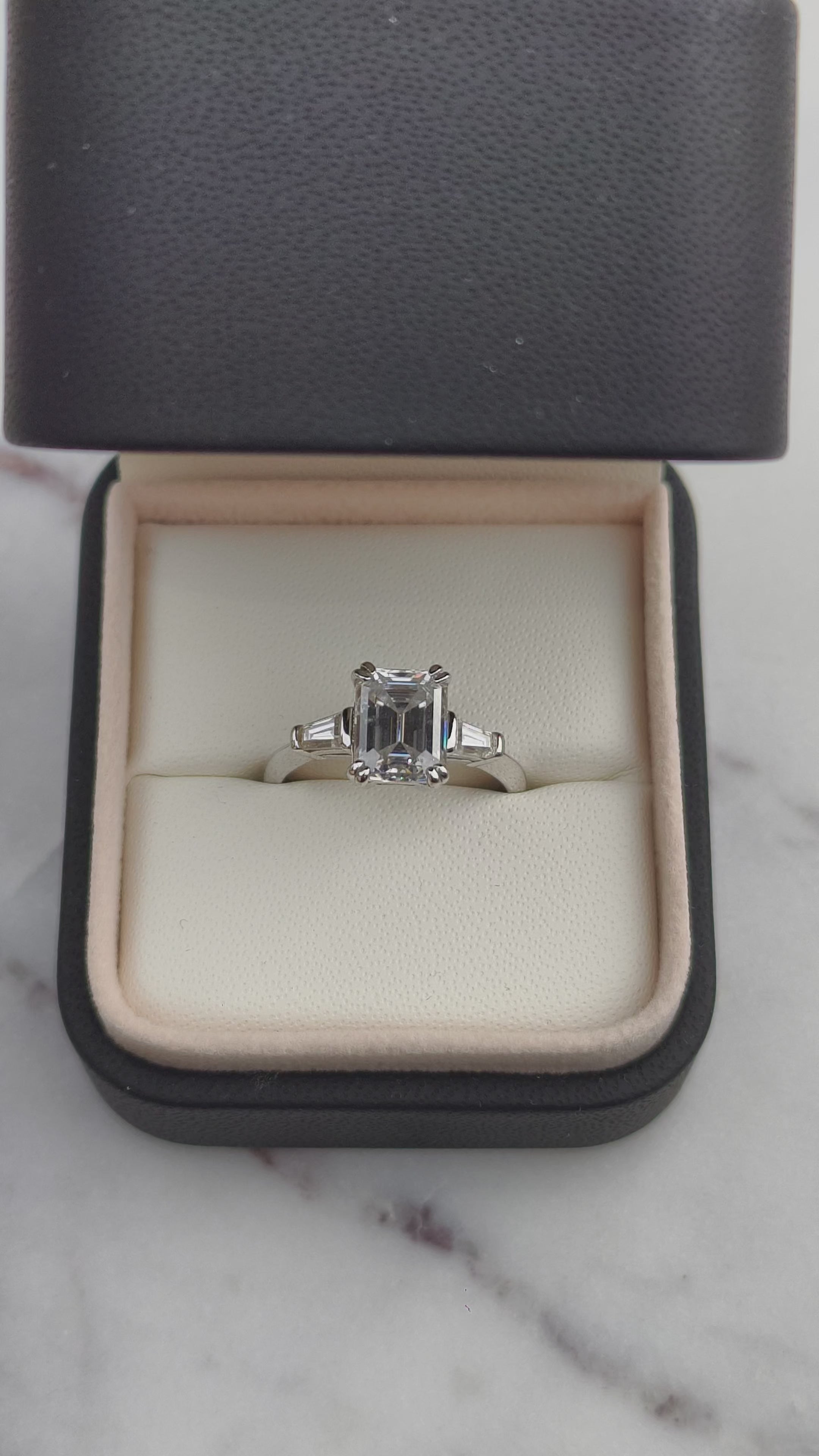 Emerald Empire Noir | Moissanite prsten | 2ct Emerald Cut