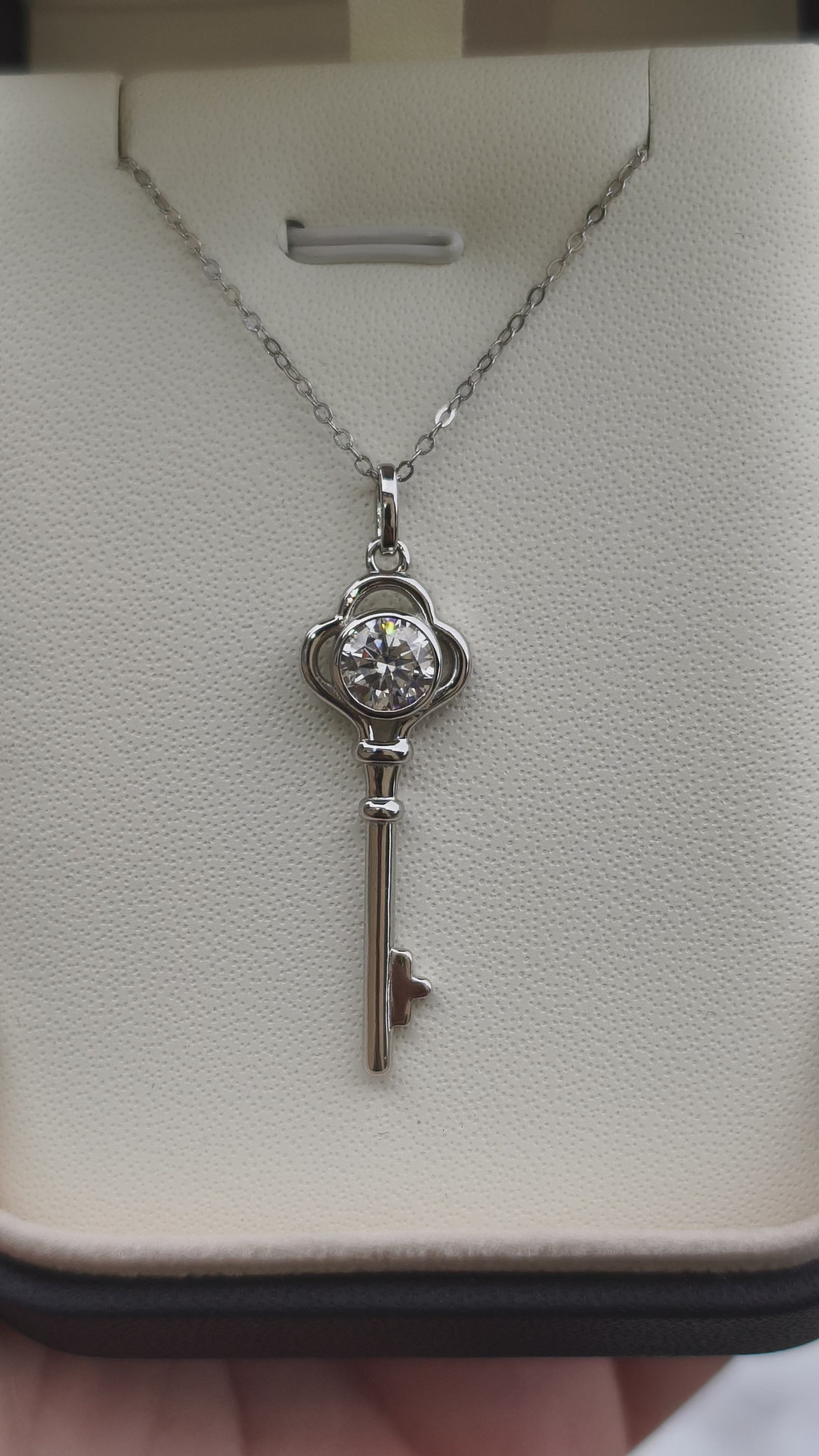 The Boudoir Key Lumière | Moissanite ogrlica | 1ct  Moissanite ključ