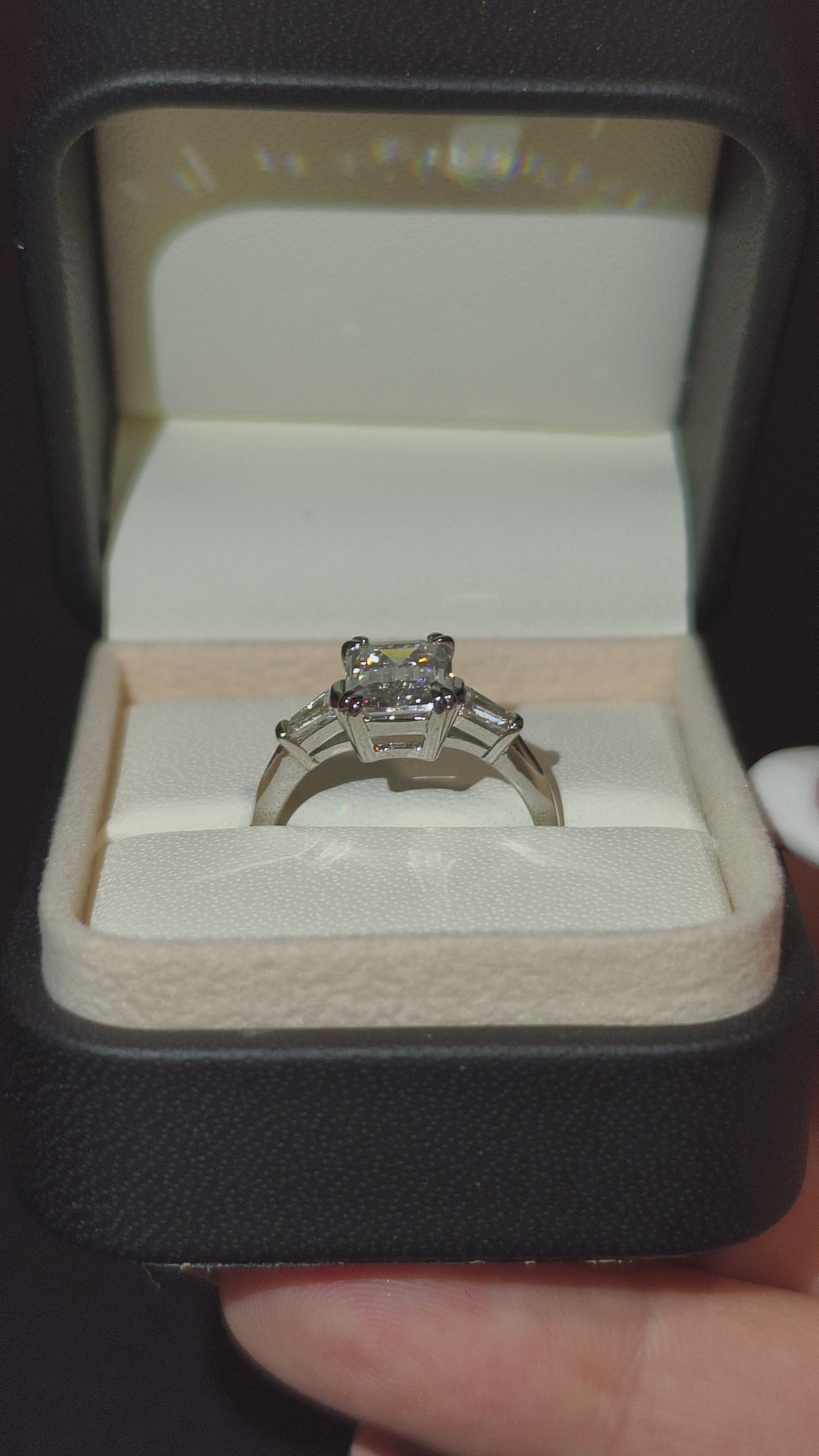 Noir | Emerald Empire | Prsten | 3 Moissanite | 2 ct