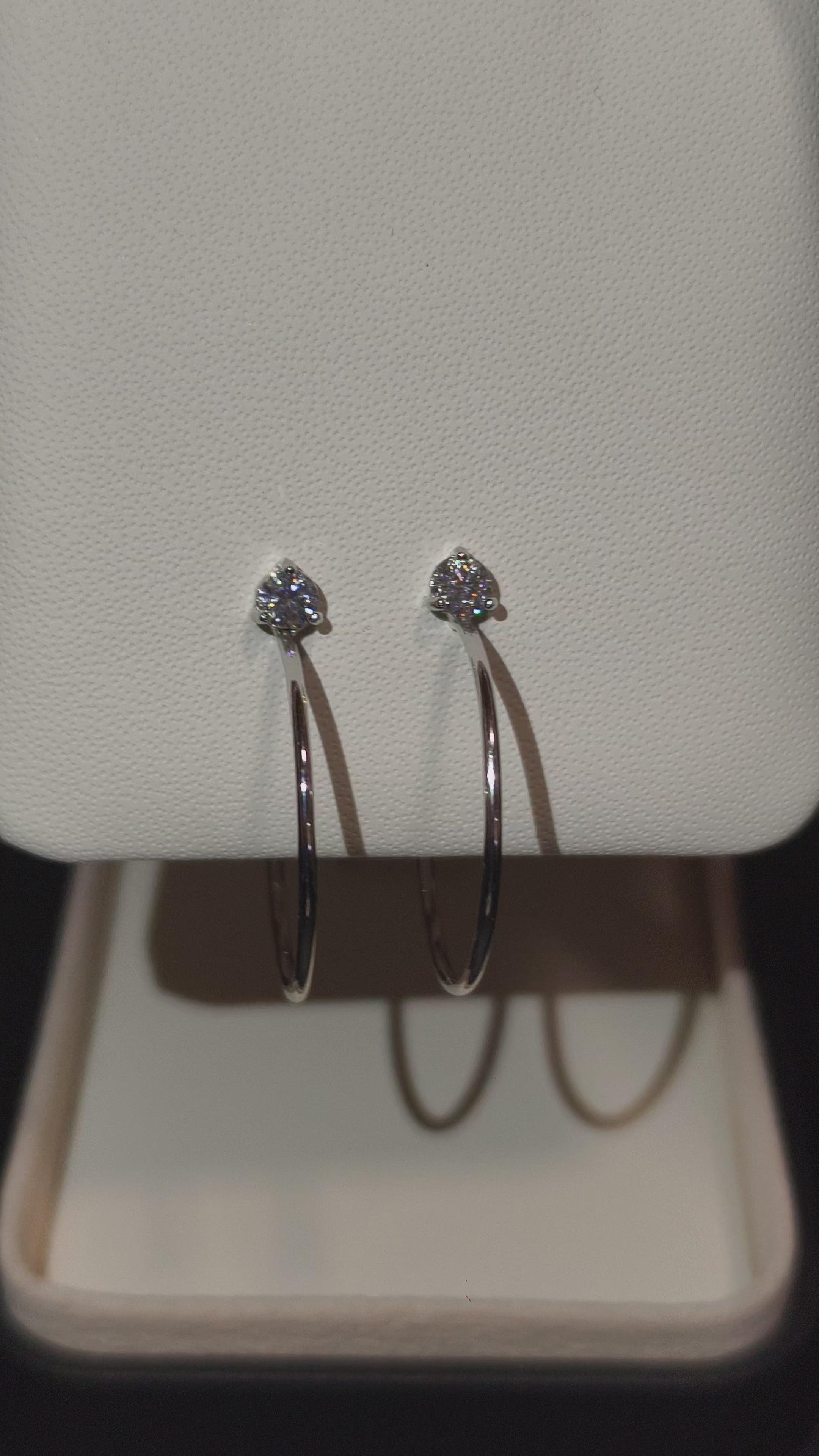 Lumière | Let Them Loop | Mindjuše | 2 Moissanite