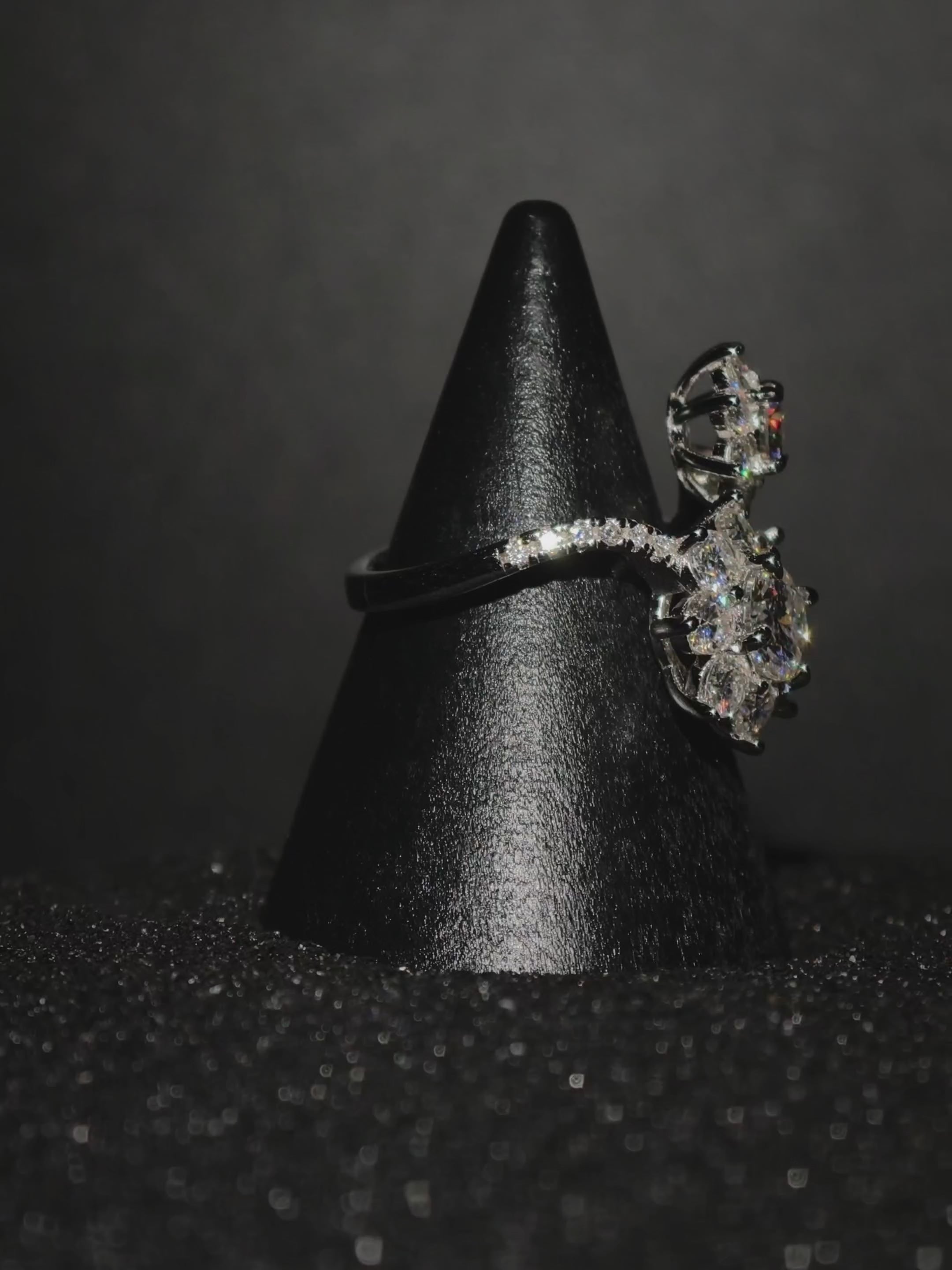 Night Bloom Noir | Moissanite prsten | 18 Moissanite