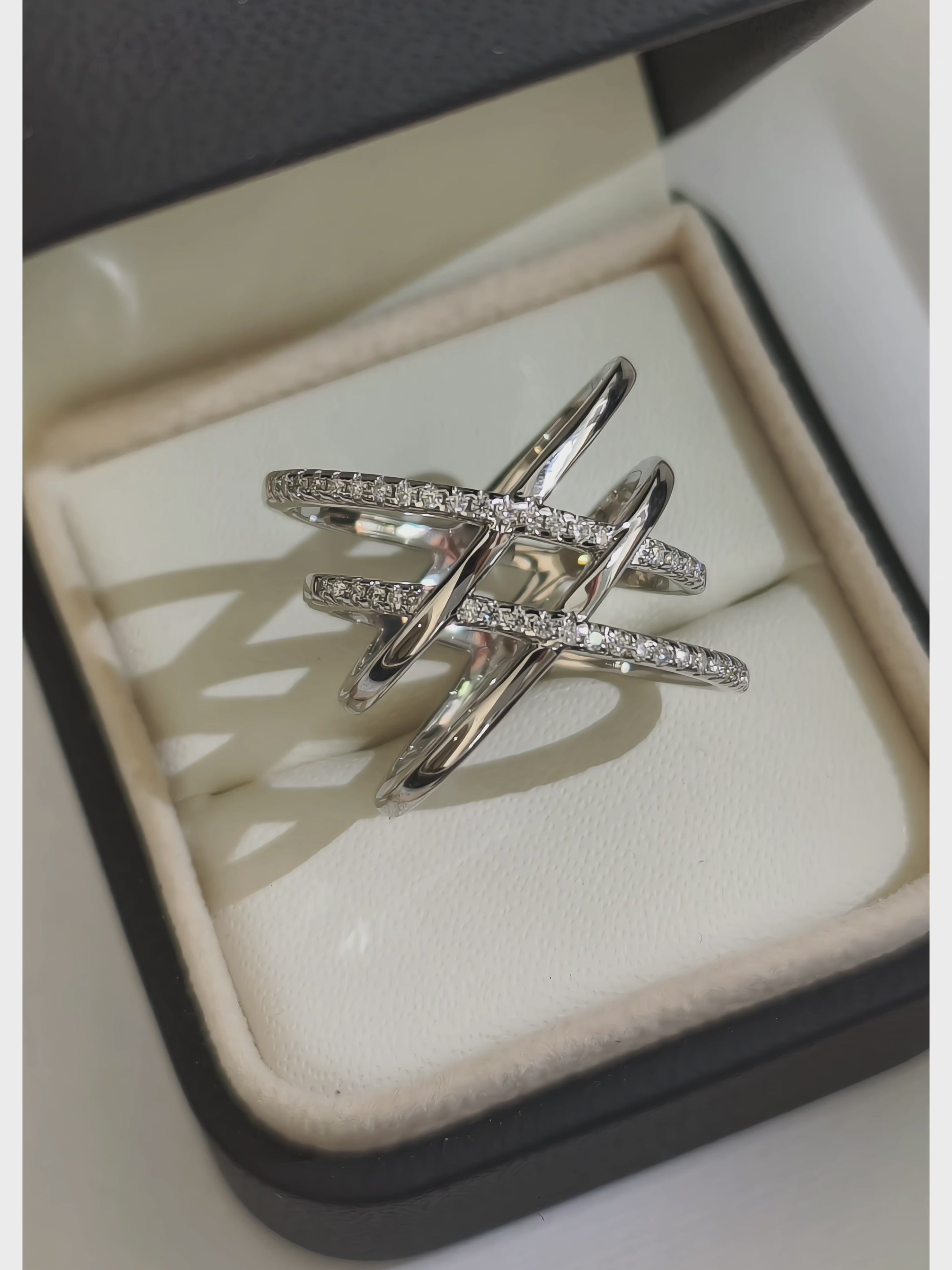 Mistress Manacles Noir | Moissanite prsten | 46 Moissanite