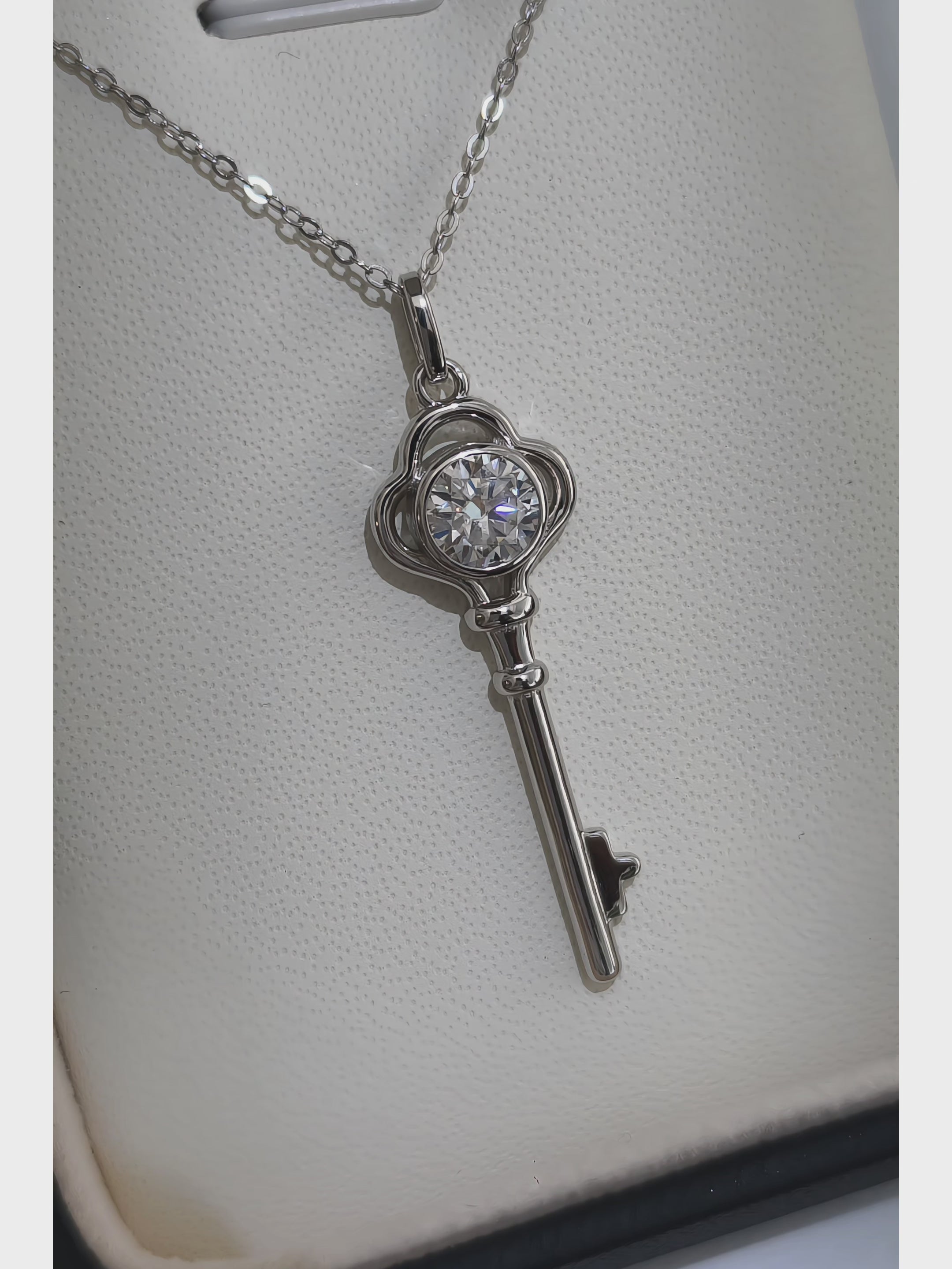 The Boudoir Key Lumière | Moissanite ogrlica | 1ct  Moissanite ključ