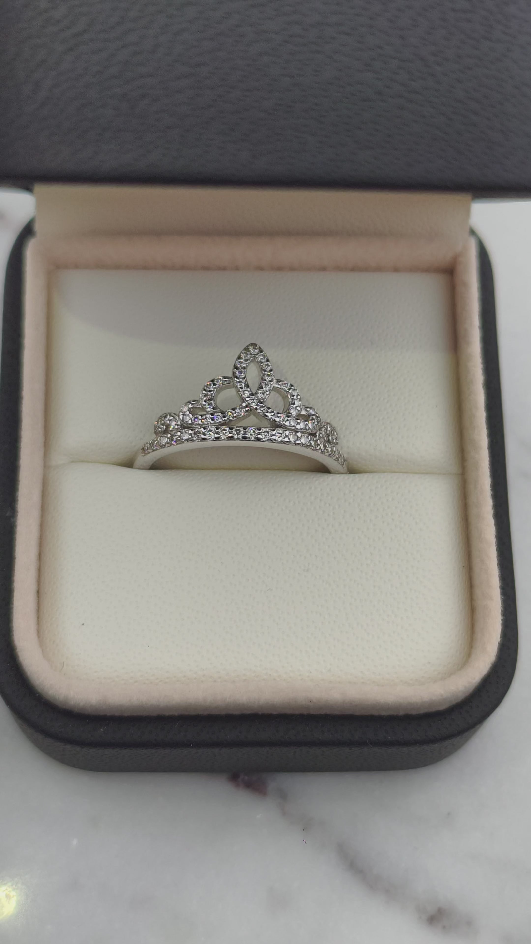La Reina Oscura Lumière | Moissanite prsten | 60 Moissanite