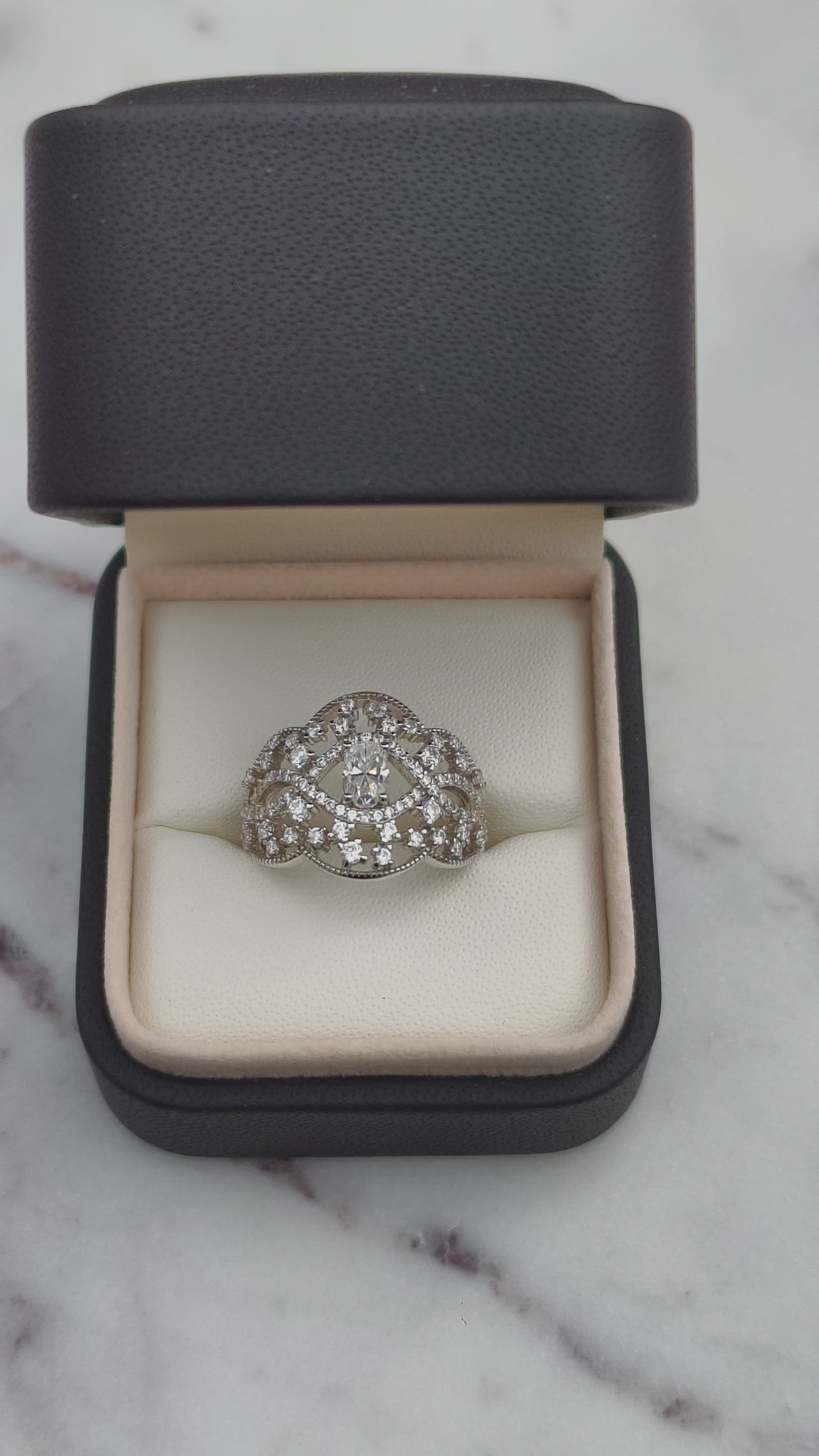 The Royal Signature Lumière | Moissanite prsten | 93 Moissanite