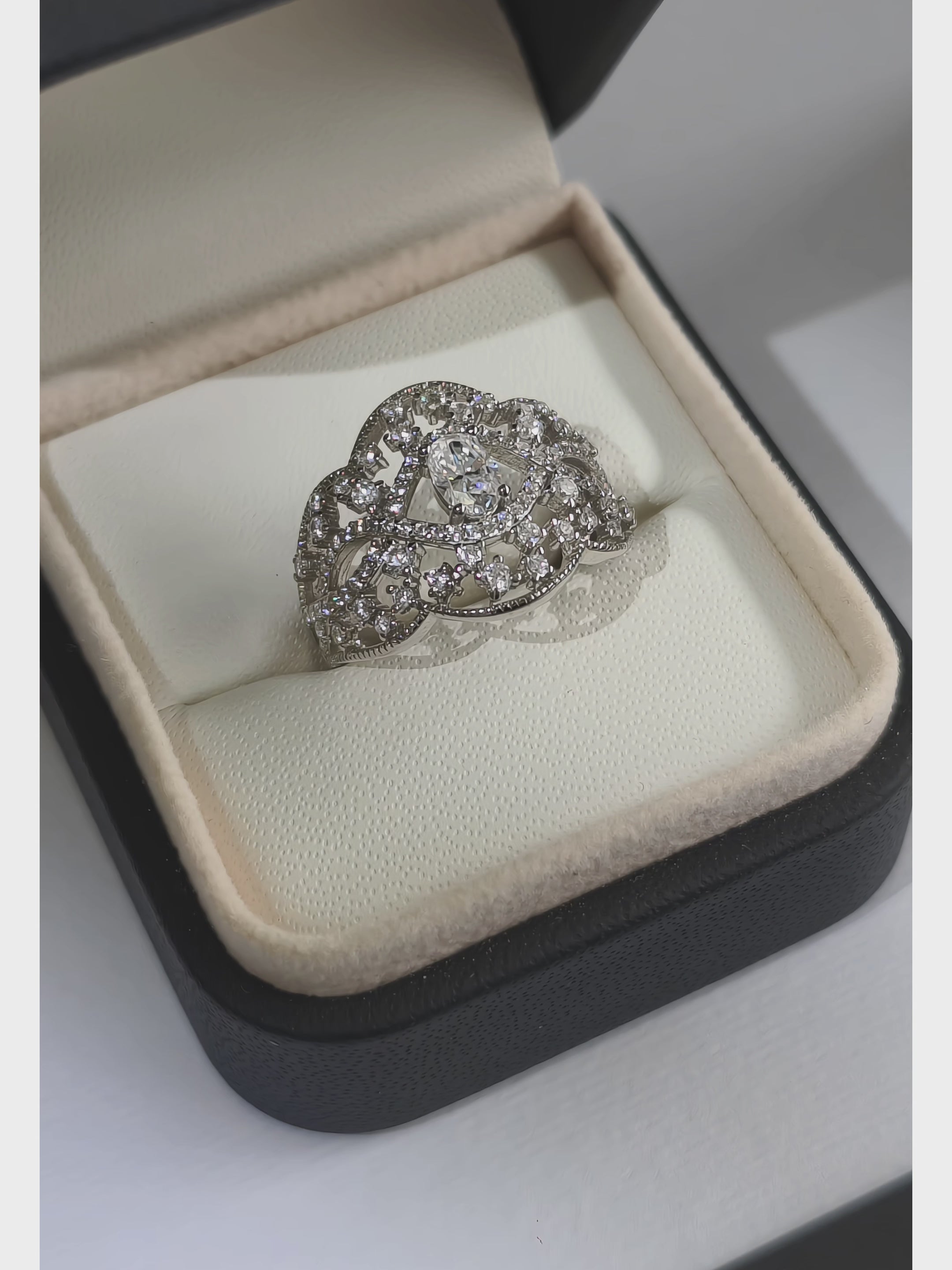 The Royal Signature Lumière | Moissanite prsten | 93 Moissanite