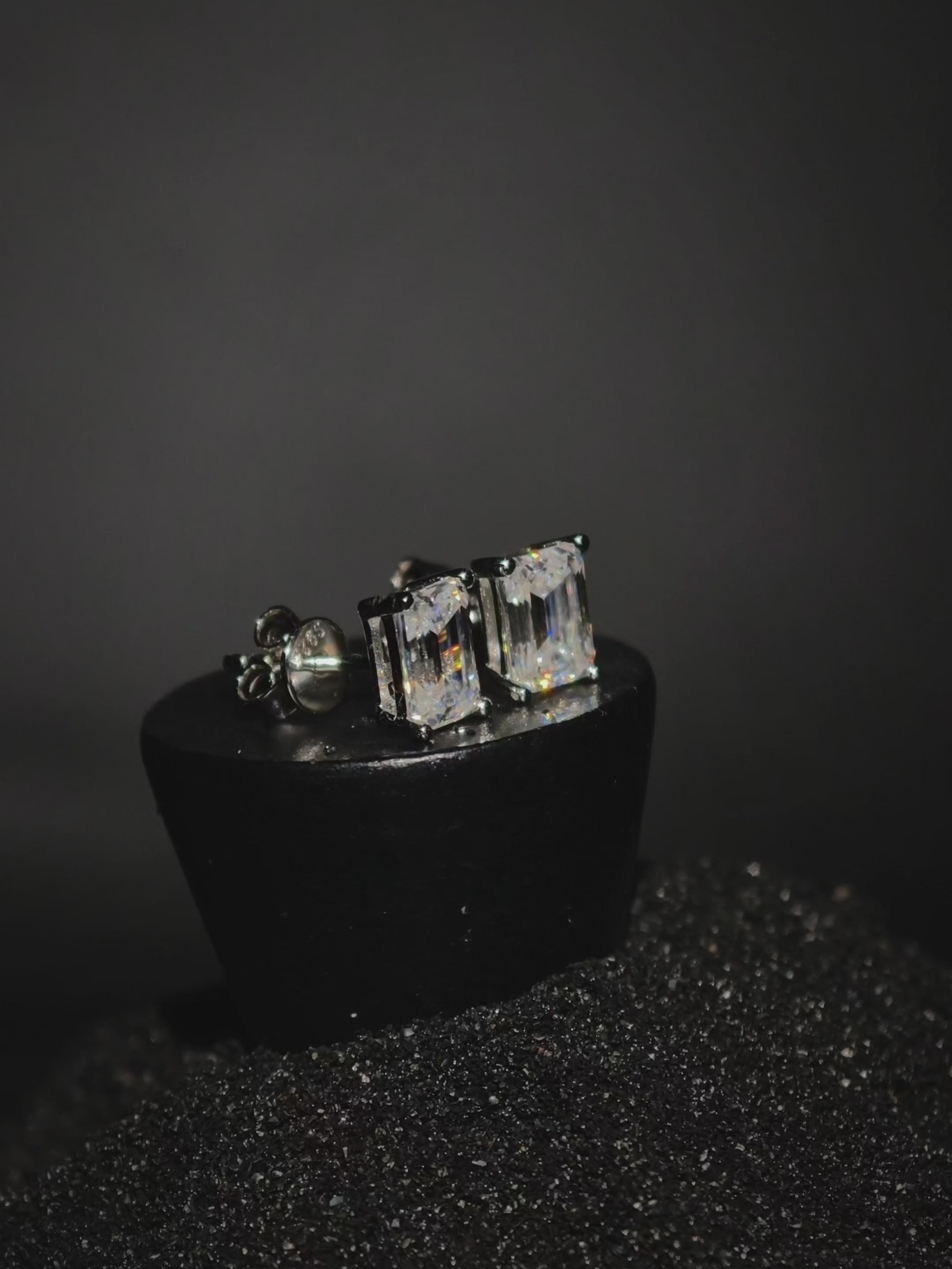 Emerald Empire Noir | Moissanite minđuše | 2 * 1ct Emerald Cut