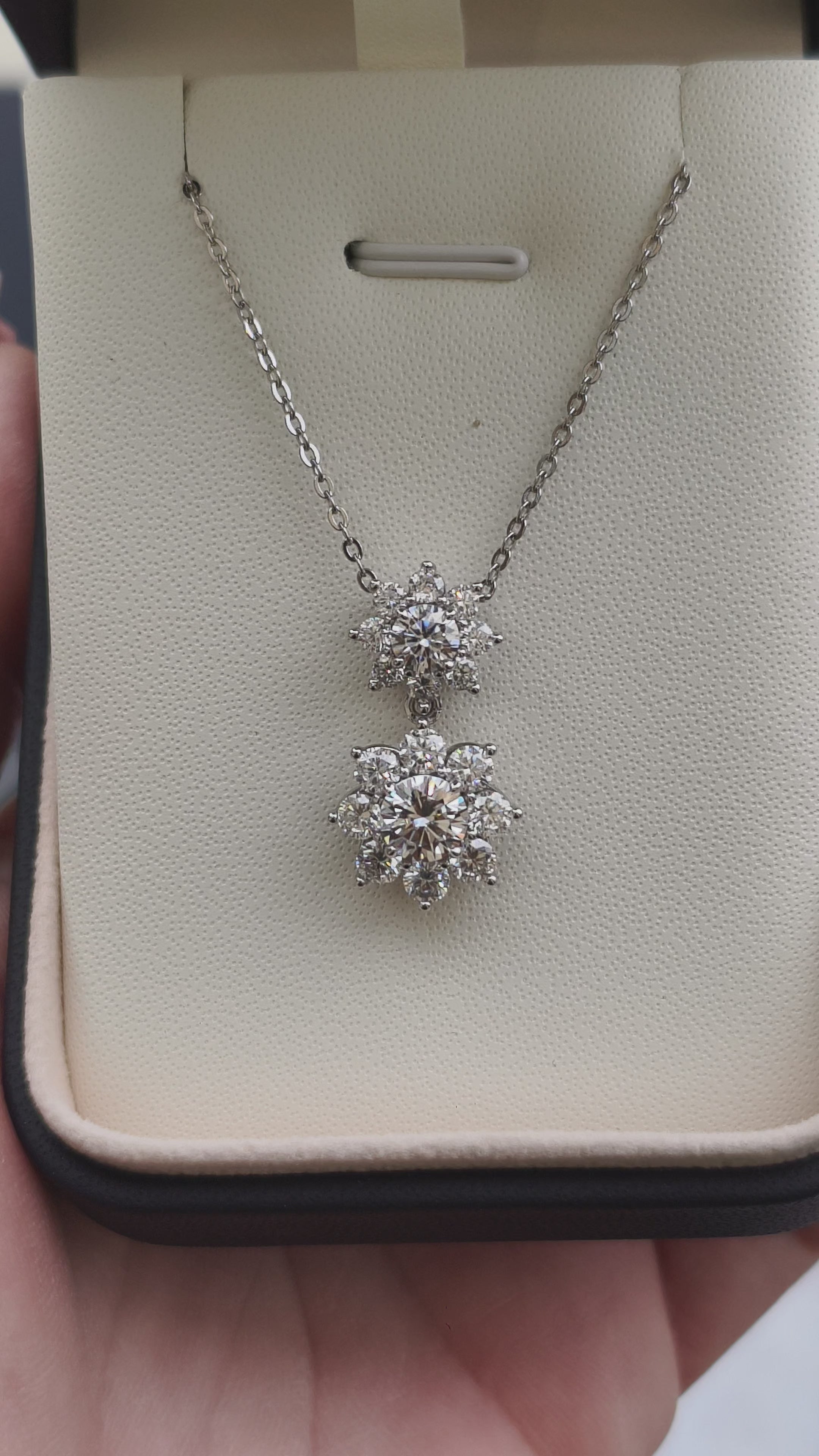 Night Bloom Noir | Moissanite ogrlica | 18 Moissanite